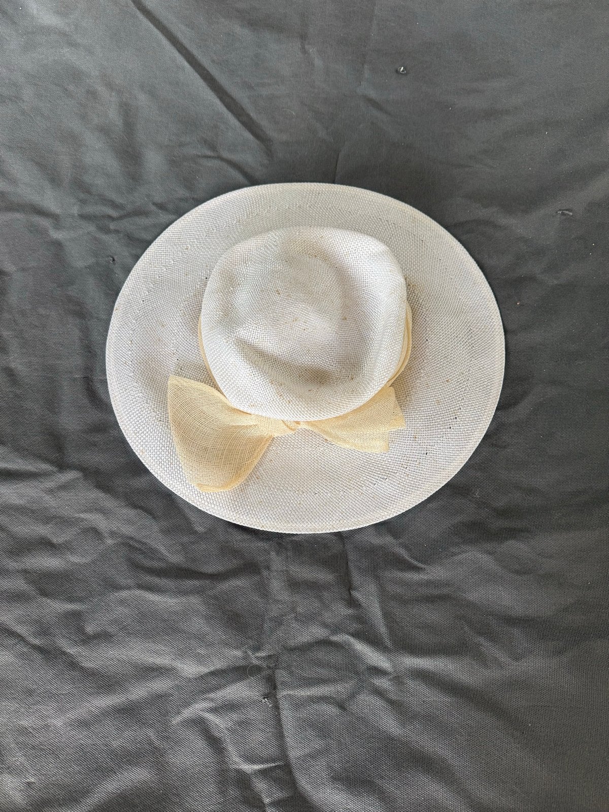 Elegante witte hoed met strik, Ophalen of Verzenden, Zo goed als nieuw, One size fits all, Hoed
