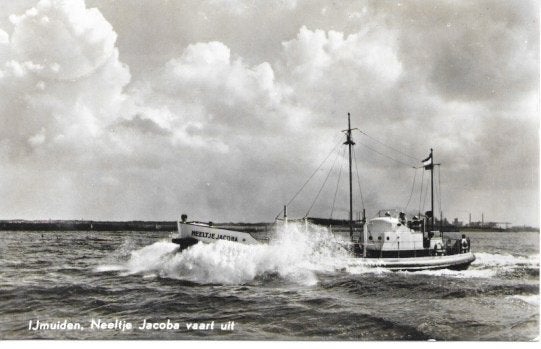 IJMUIDEN Neeltje Jacoba vaart uit - scheepvaart reddingboot, Ophalen of Verzenden, 1940 tot 1960, Gelopen, Noord-Holland