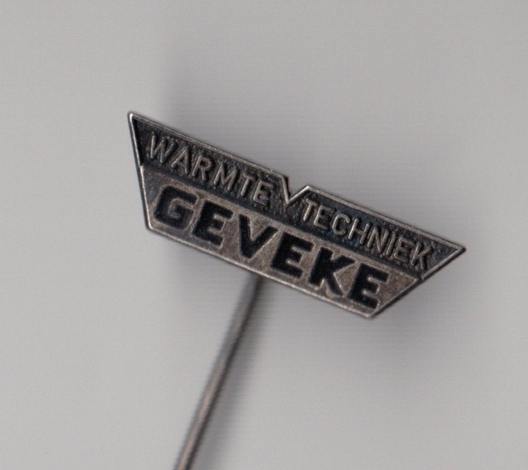 Geveke Warmte Techniek emaille speldje, Gebruikt, Niet vindbaar, Niet vindbaar, Speldje of Pin