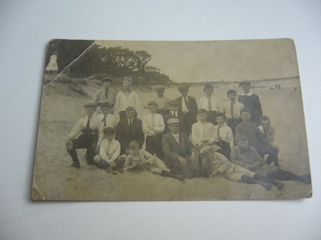ONBEKENDE FOTO KAART =  VEEL MENSEN OP STRAND, Verzamelen, Ophalen of Verzenden, Voor 1920, Ongelopen