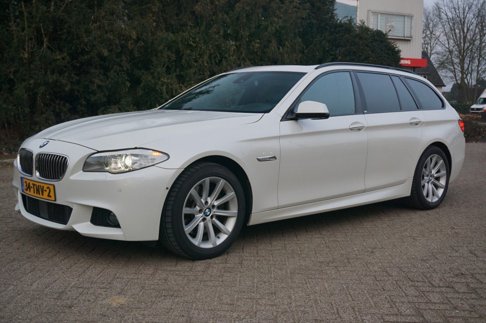 BMW 525d 3.0 Touring High Executive Individual M-Sport AUT, Automaat, Achterwielaandrijving, 2000 kg, Wit