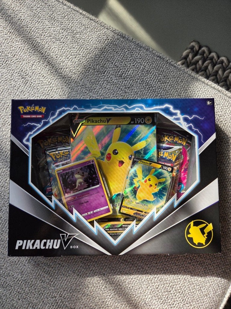 Pokemon 2022 Pikachu V Box SEALED fusion strike boosters, Hobby en Vrije tijd, Verzamelkaartspellen | Pokémon, Ophalen of Verzenden