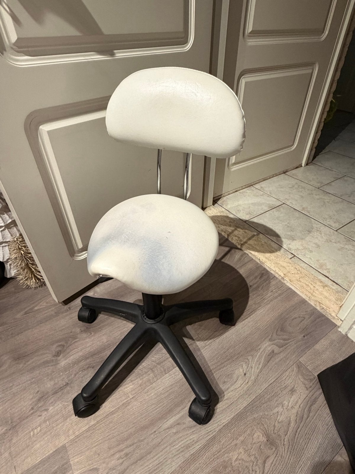 Witte tabouret met rugleuning - Gebruikt, Ophalen, Gebruikt, Wit, Bureaustoel