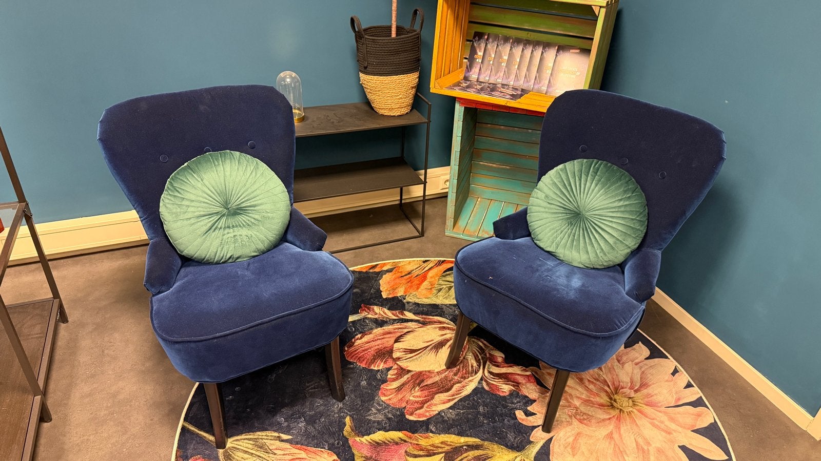 2x Blauwe velvet fauteuils IKEA met mooi vloerkleed, Ophalen, Ikea, Gebruikt, Blauw