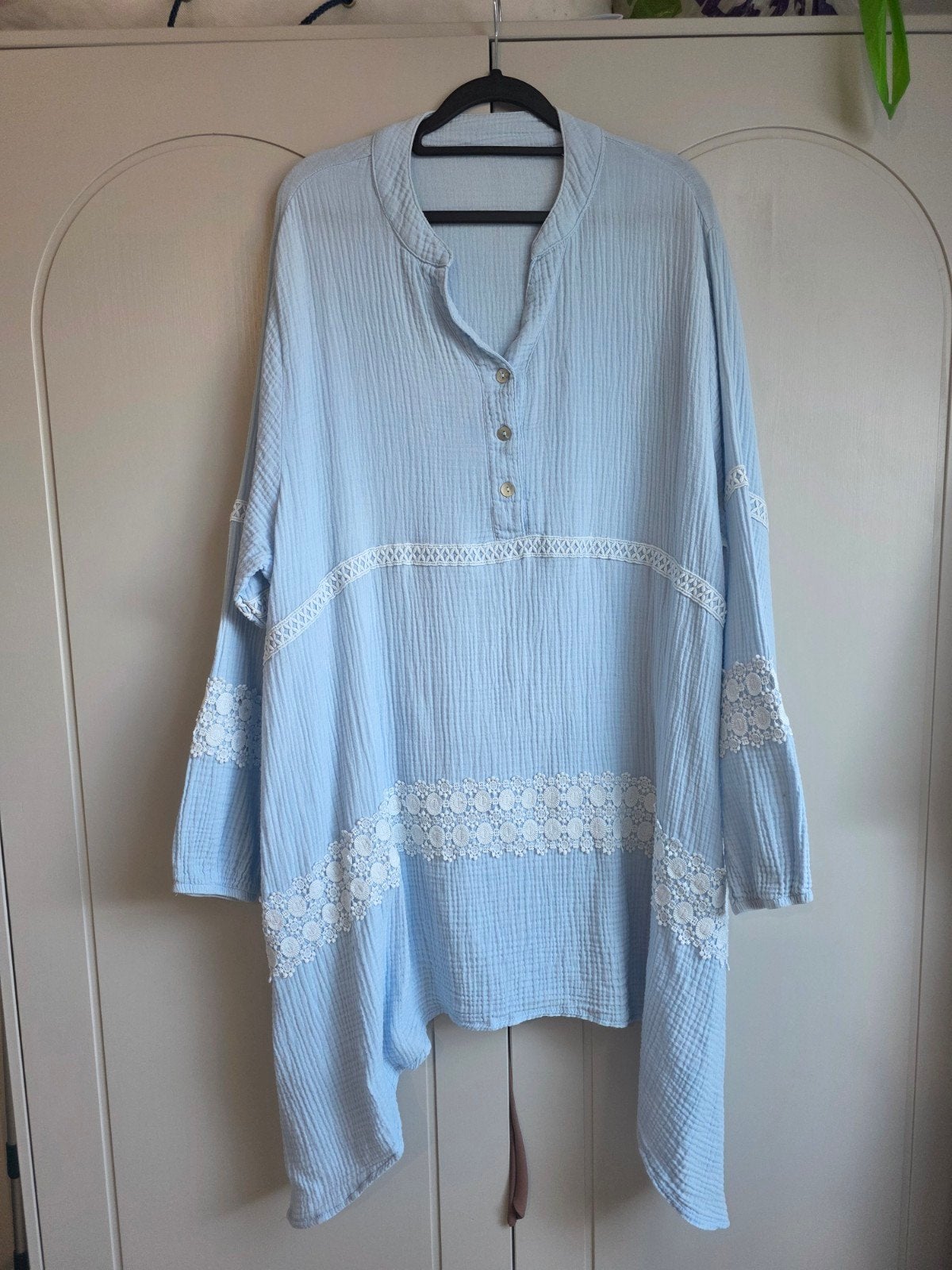 Lichtblauwe tuniek met kanten details musline stof, Kleding | Dames, Tops, Blauw, Maat 42/44 (L), Ophalen of Verzenden, Lange mouw