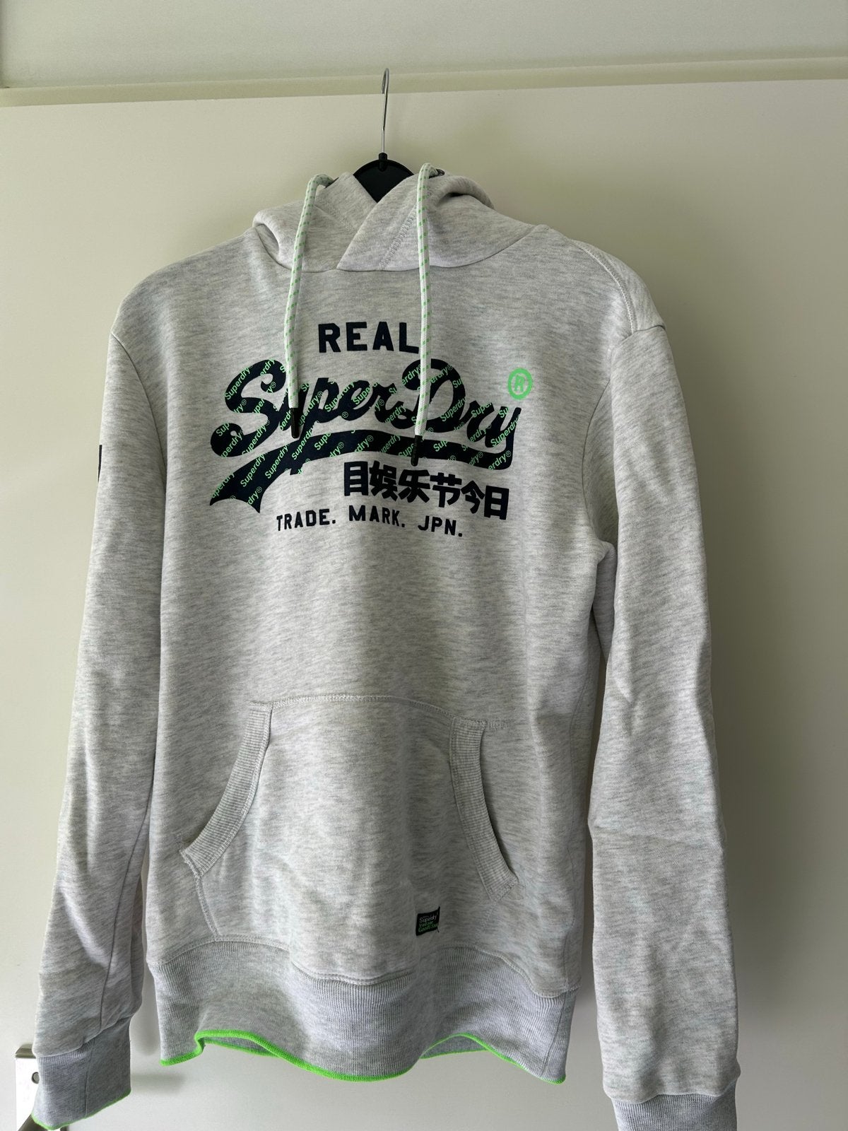 Superdry hoodie grijs met neon groen logo - Maat S, Ophalen of Verzenden, Zo goed als nieuw, Maat 46 (S) of kleiner, Grijs
