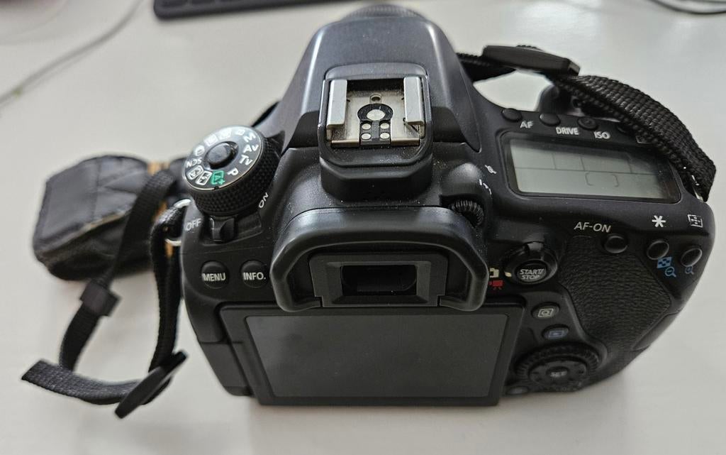 Canon 80D DSLR (In de 2000 clicks) incl oplader, Spiegelreflex, Canon, Ophalen of Verzenden, Zo goed als nieuw