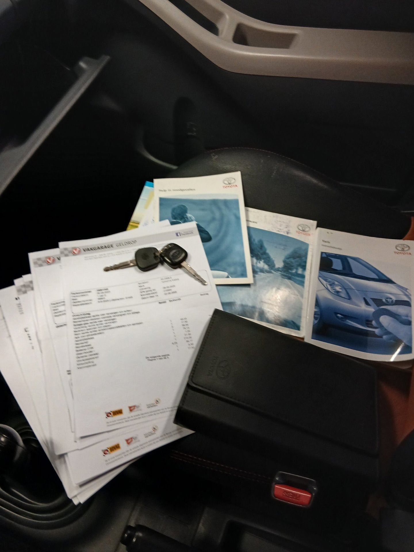 Toyota Yaris 1.0 VVTi + / 5 DEURS / SPORT / LEDER / TOPSTAAT, Auto's, Toyota, Voorwielaandrijving, Zwart, Bedrijf, Handgeschakeld