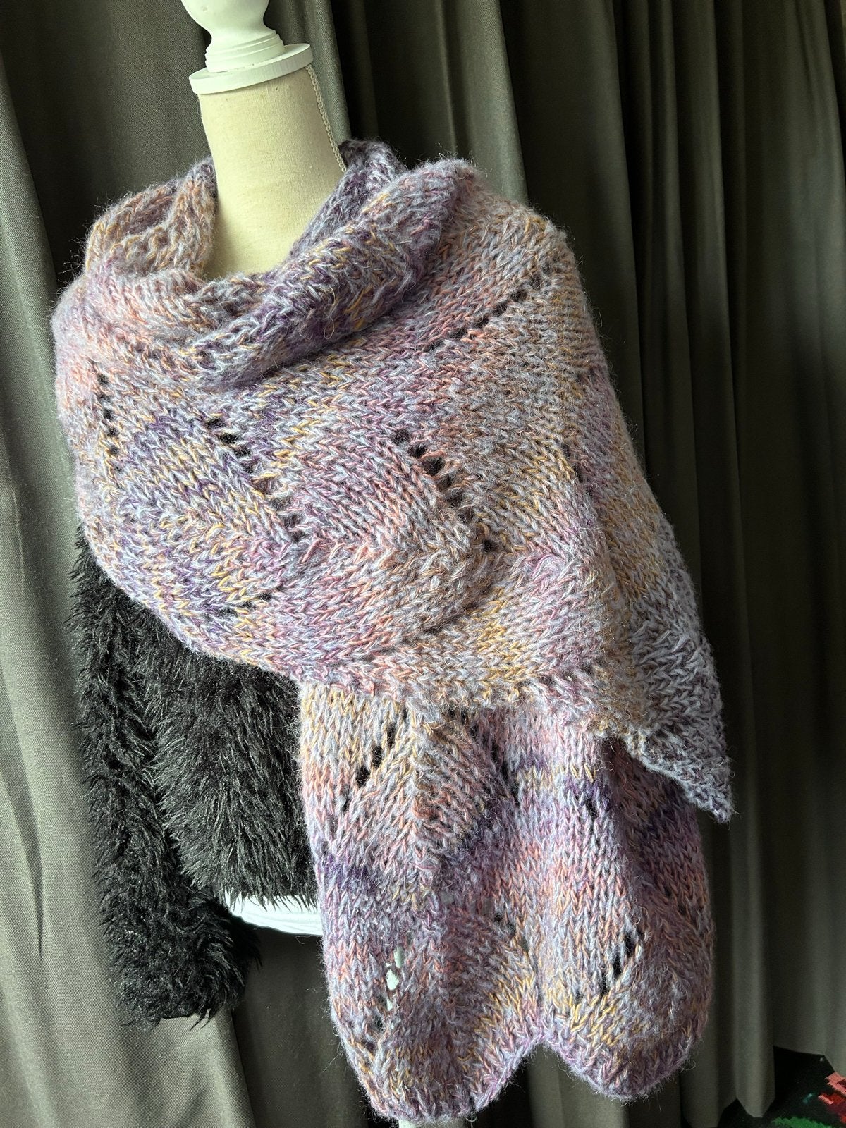 Nieuwe paarse sjaal, extra breed en handgemaakt, Kleding | Dames, Ophalen of Verzenden, Nieuw, Maat 38/40 (M), Sjaal