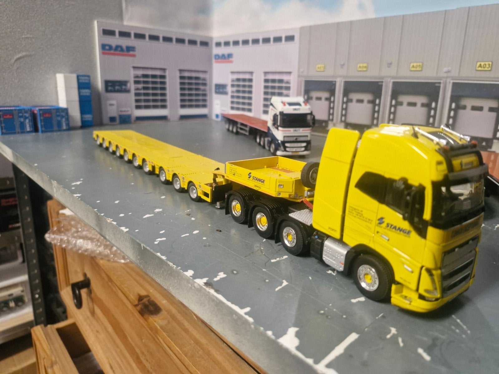 Zwaartansport transport volvo FH met 7x3 bed wsi, Hobby en Vrije tijd, Modelauto's | 1:50, Ophalen of Verzenden, Zo goed als nieuw