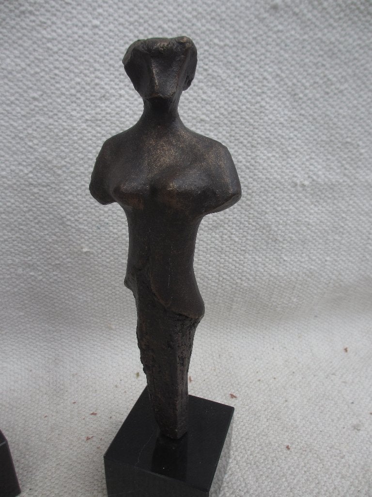 Twee beelden van Arie Kalisvaart [man/vrouw], Ophalen of Verzenden, 20 - 50 cm, Beeld, Composieten