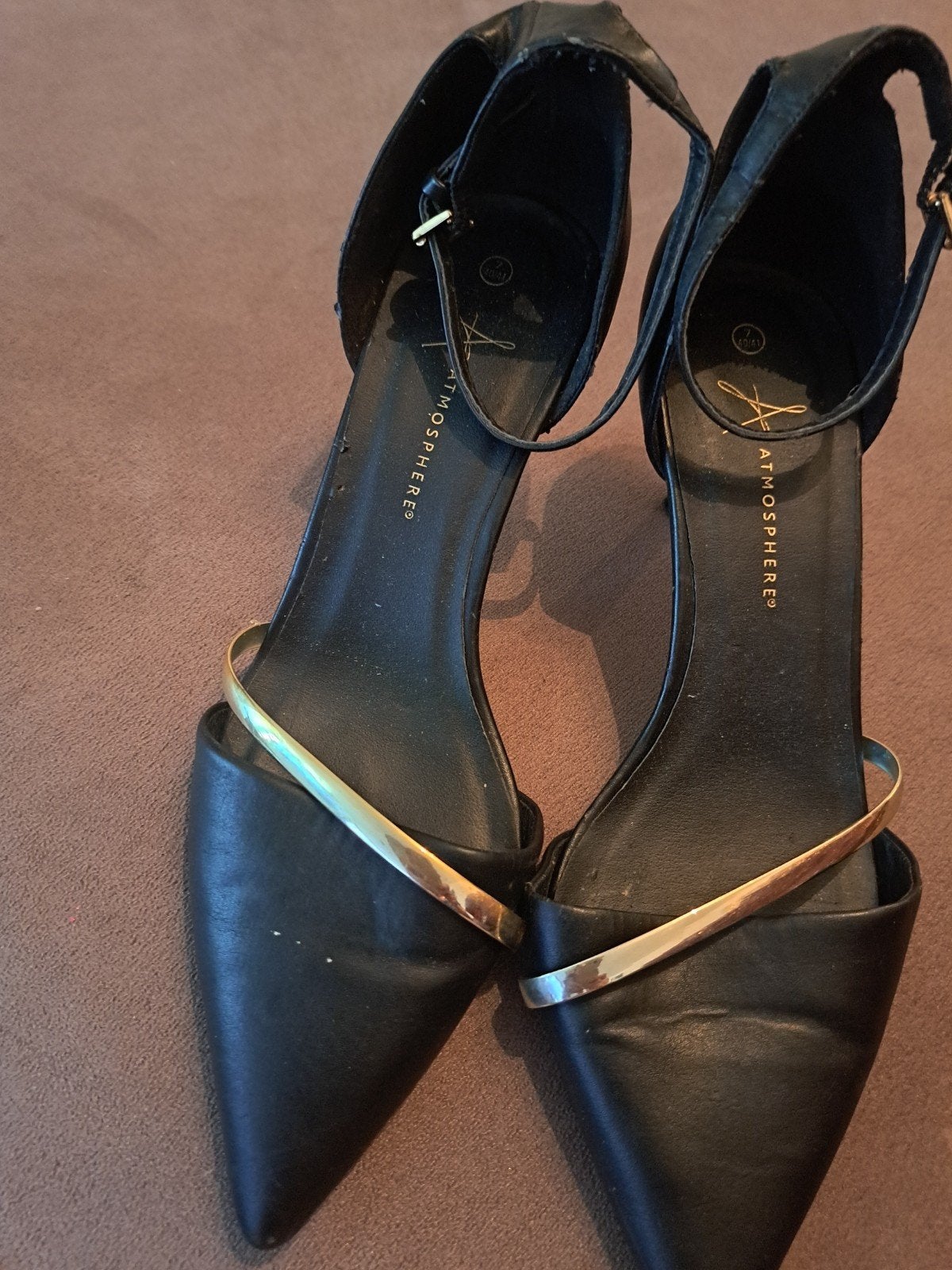 Zwarte pumps met enkelbandje en gouden detail - Maat 39, Zwart, Ophalen of Verzenden, Zo goed als nieuw, Pumps