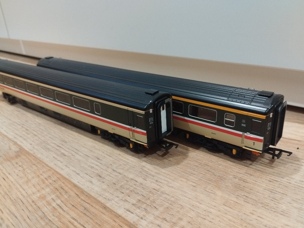 2x Hornby MK2 rijtuigen | OO / HO schaal, Overige merken, Gelijkstroom, Ophalen of Verzenden, Analoog