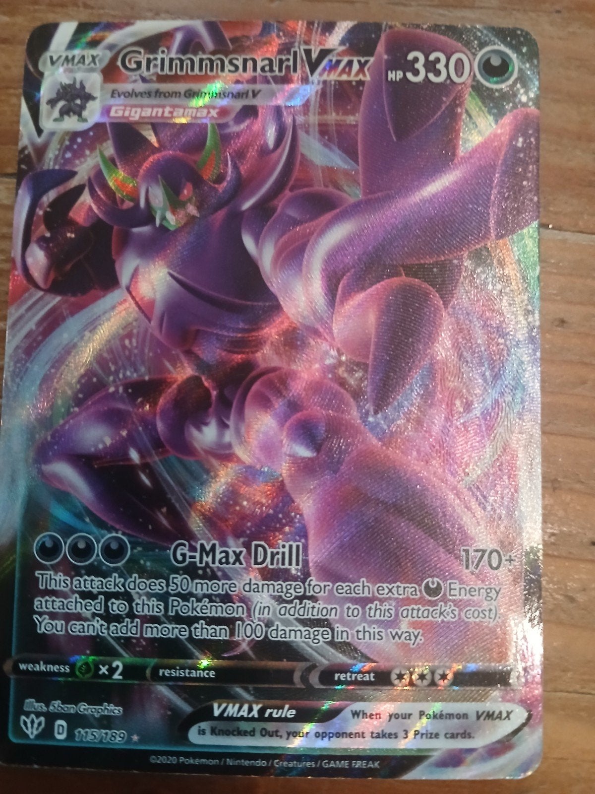 Grimmsnarl VMAX Pokémon Kaart 115/189 - Goede Staat, Ophalen of Verzenden, Zo goed als nieuw, Losse kaart, Foil