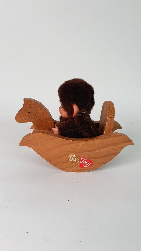Vintage Mini Monchhichi poppetje, houten hobbelpaard. 8B11, Verzamelen, Poppetjes en Figuurtjes, Tweedehands verkoop, Tweedehands verkoop
