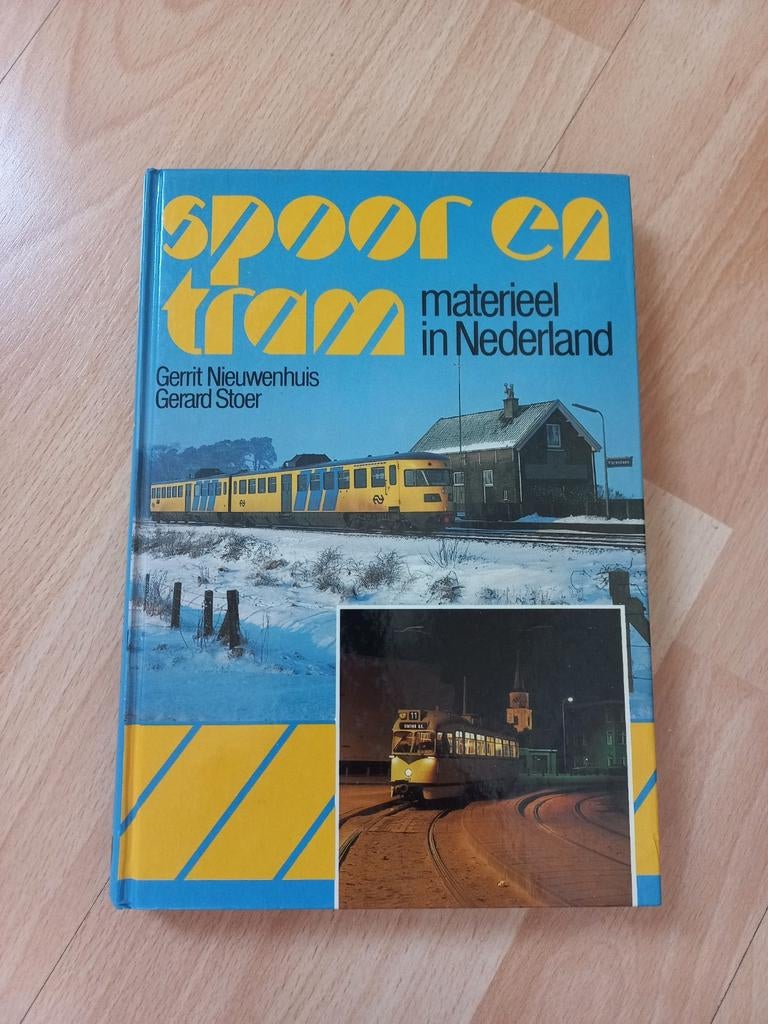 Te koop Boek Spoor en Tram materieel in Nederland, Ophalen of Verzenden, Zo goed als nieuw, Trein