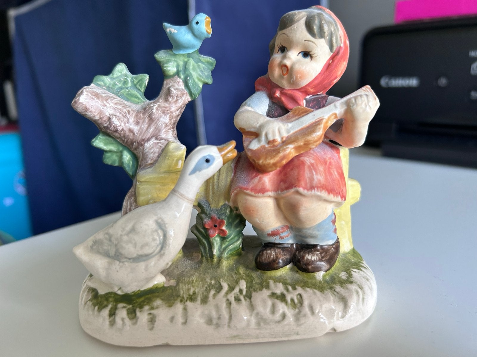 Vintage hummeltje beeldje meisje met gitaar, gans en vogel, Ophalen of Verzenden, Gebruikt, Mens