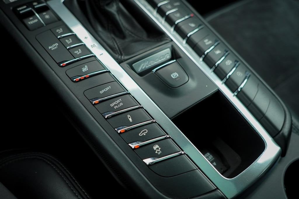 Foto 60 van Porsche Macan 3.0 GTS / Pano / Luchtvering / Trekhaak / Spor