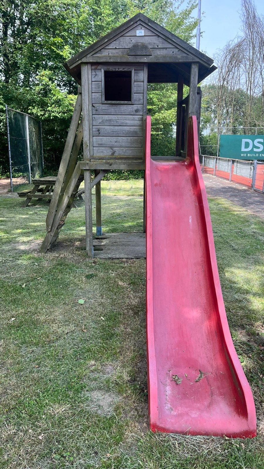 Gratis! Houten speelhuisje met glijbaan en klimwand, Ophalen, Gebruikt, Klimwand