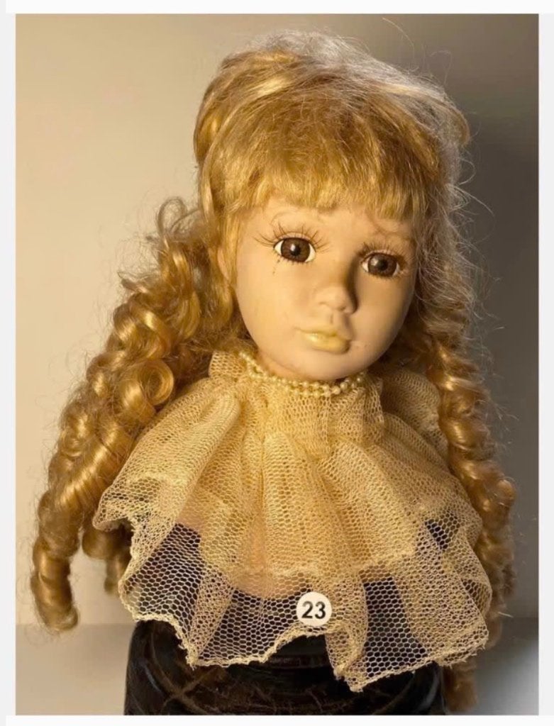 Poppenhoofd, blonde pruik, kraag, 16 cm hoog, Ophalen of Verzenden, Zo goed als nieuw, X, Pop