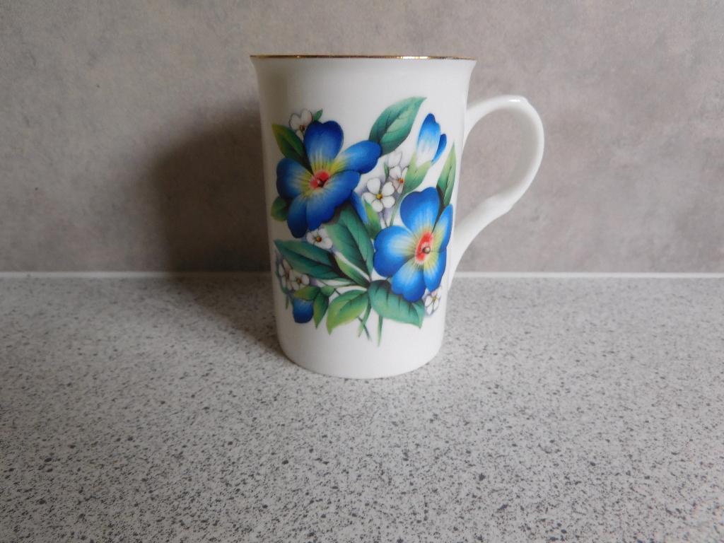 Mok Fine Bone China Viool Blauw Cambridge Garden Collection, Huis en Inrichting, Ophalen of Verzenden, Zo goed als nieuw, Overige stijlen