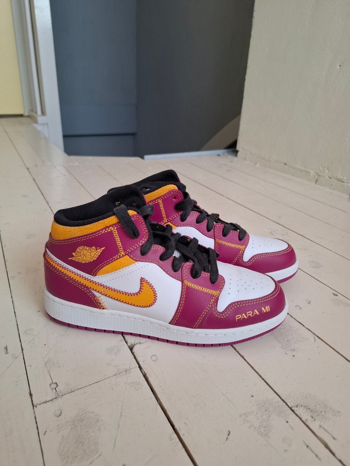 Air Jordan 1 Mid GS Dia de los Muertos - Maat 38, Overige kleuren, Verzenden, Air Jordan, Sneakers of Gympen