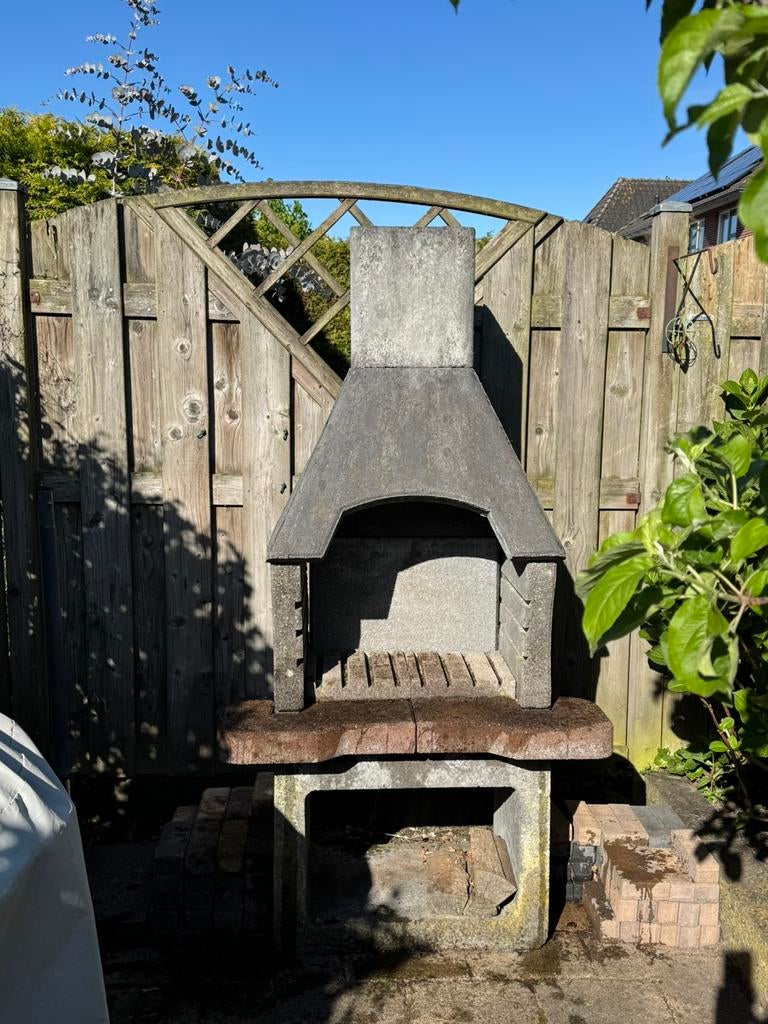 Betonnen bbq te koop, Ophalen, Zo goed als nieuw