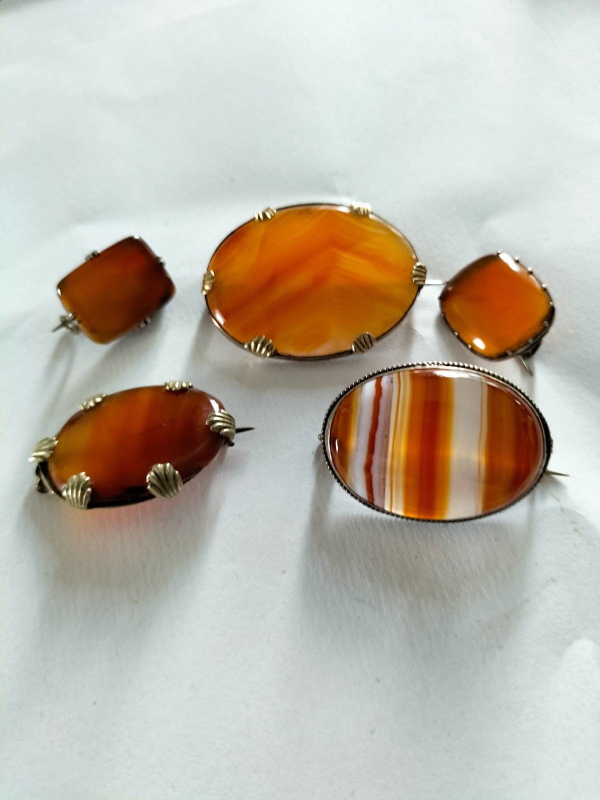 5 Antieke Carneool en Streep Agaat Broches, Verzenden, Overige materialen, Met edelsteen