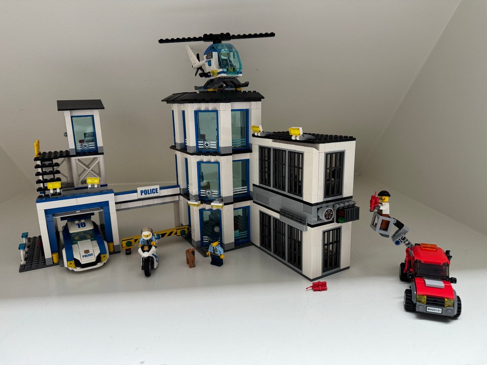 LEGO City Politiebureau 60141 met voertuigen en figuren, Ophalen of Verzenden, Gebruikt