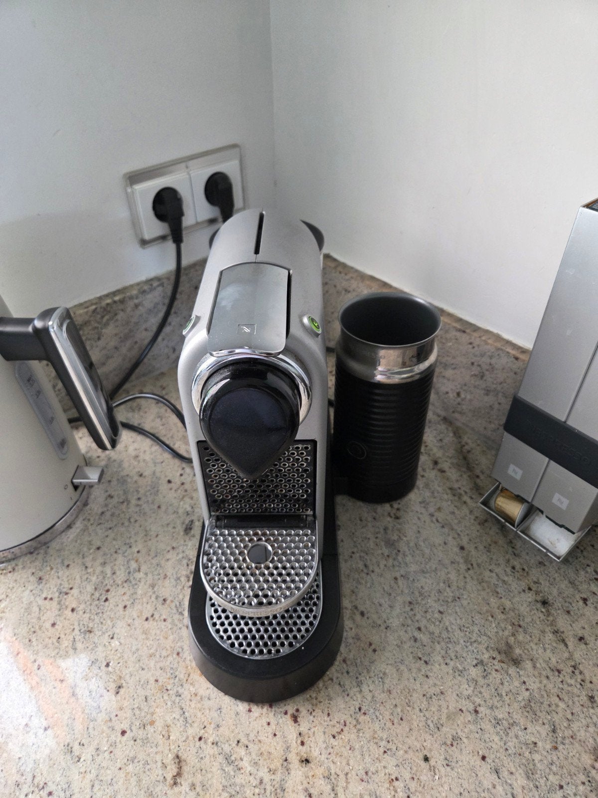 Nespresso koffiemachine met melkschuimer en cup houder, Ophalen, Gebruikt, Koffiemachine, Koffiepads en cups