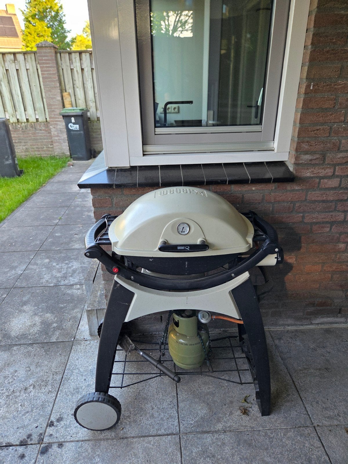 Weber Q2000 gasbarbecue met onderstel, Tuin en Terras, Gasbarbecues, Ophalen, Gebruikt, Weber