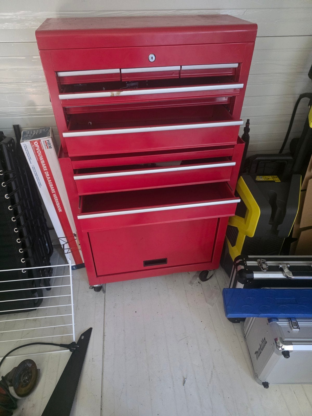Rode gereedschapskist met lades en wielen