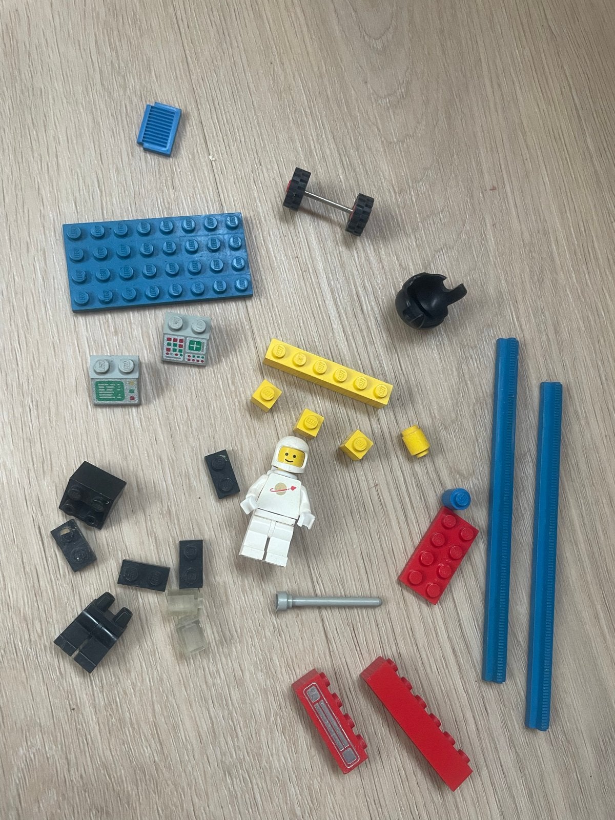 Vintage LEGO onderdelen met witte Classic Space astronaut, Inclusief minifiguren, Gebruikt, Lego, Ophalen of Verzenden
