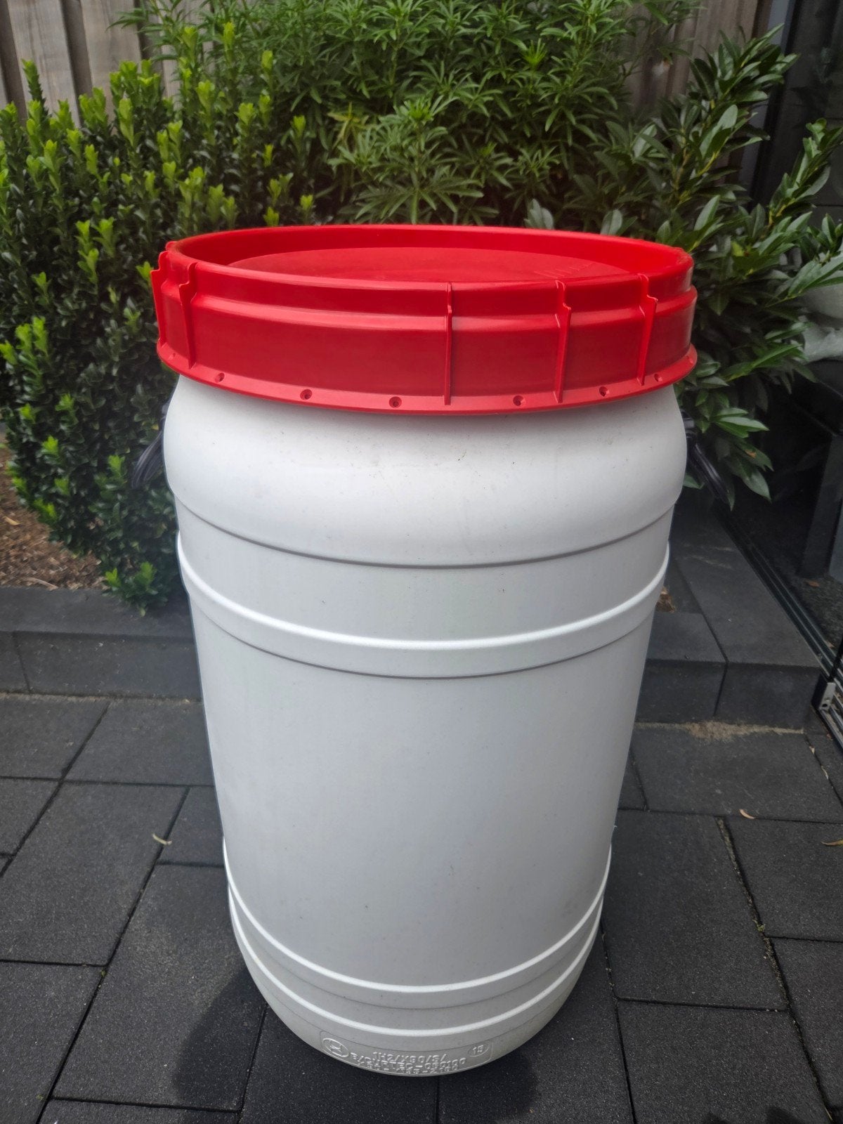 Curtec vat/voederton met rode deksel - 110 liter, Ophalen, Zo goed als nieuw