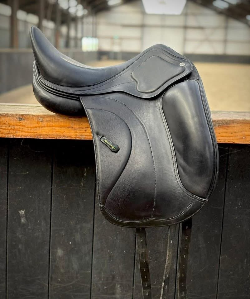 Amerigo Cervia dressuurzadel 17 inch, Dieren en Toebehoren, Paarden en Pony's | Zadels, Ophalen of Verzenden, Zo goed als nieuw