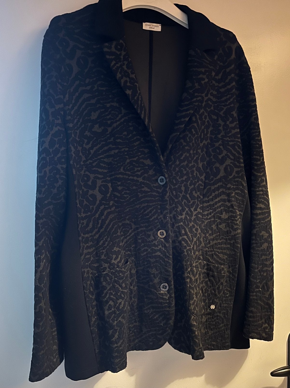 Gerry Weber. Vest blazer In panterprint. Maat 46, Kleding | Dames, Ophalen of Verzenden, Zo goed als nieuw, Maat 46/48 (XL) of groter