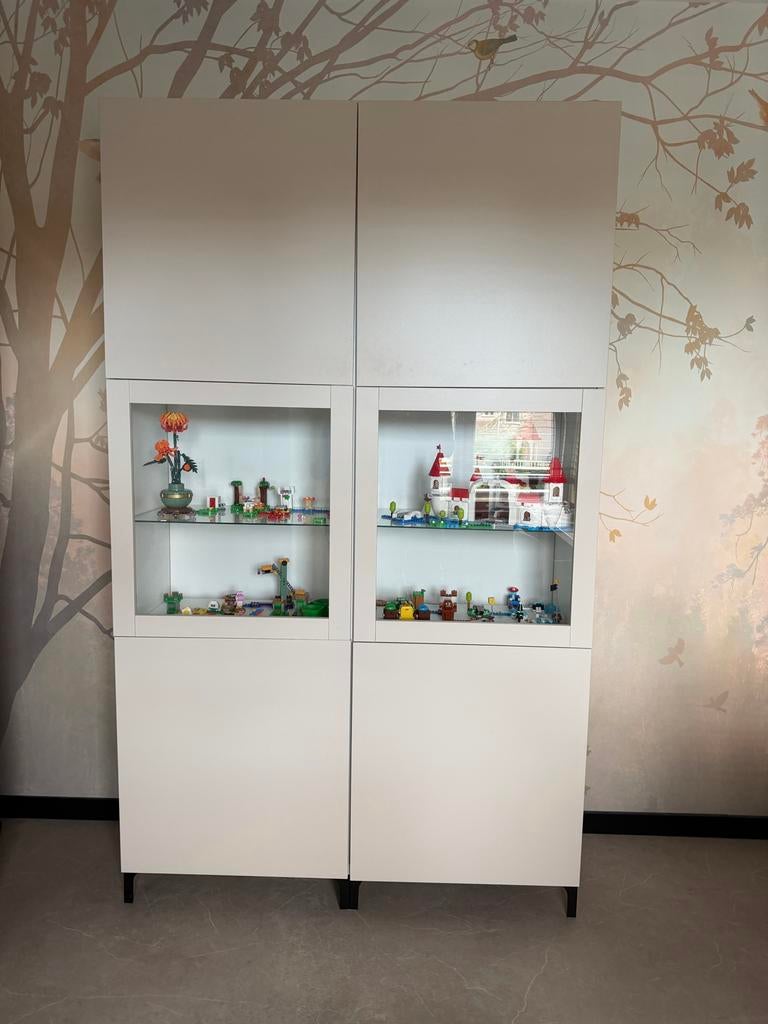 Besta Ikea Vitrinekast met glazen deuren, Huis en Inrichting, Ophalen, 100 tot 150 cm, 25 tot 50 cm, Met deur(en)