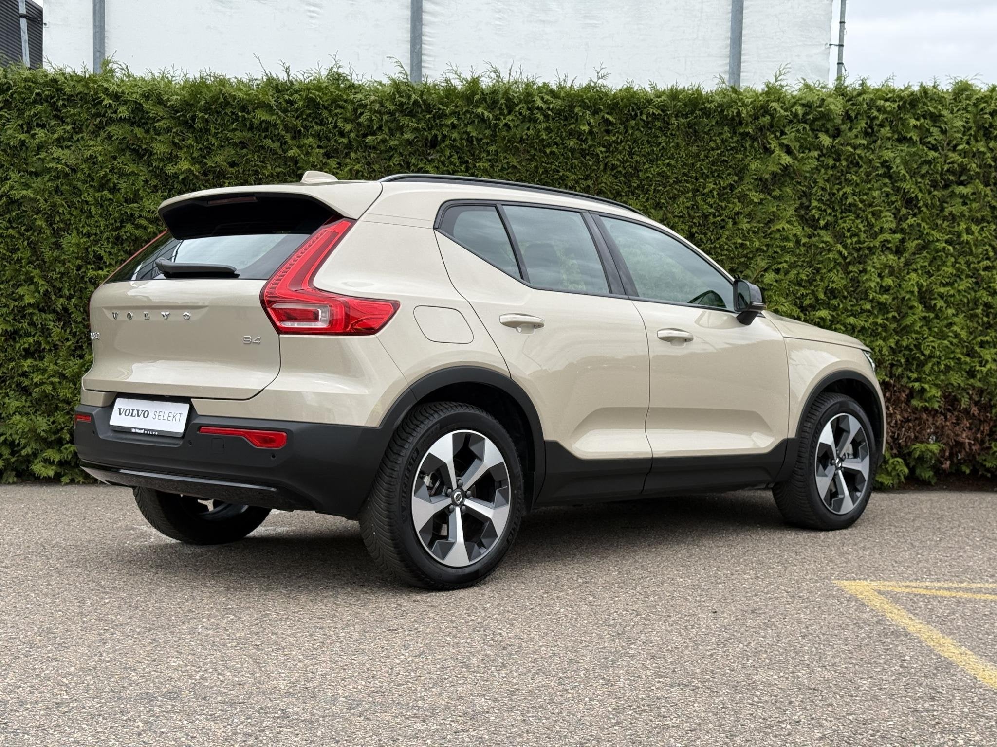 Volvo XC40 B4 Plus Dark Trekhaak Aut., Auto's, Volvo, 12 maanden, Gebruikt, Euro 6, 4 cilinders