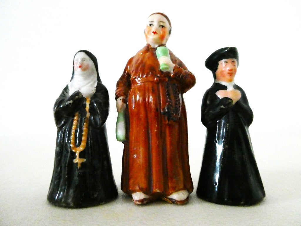 3 Antiek porseleinen beeldjes van een non dominee en monnik, Ophalen of Verzenden