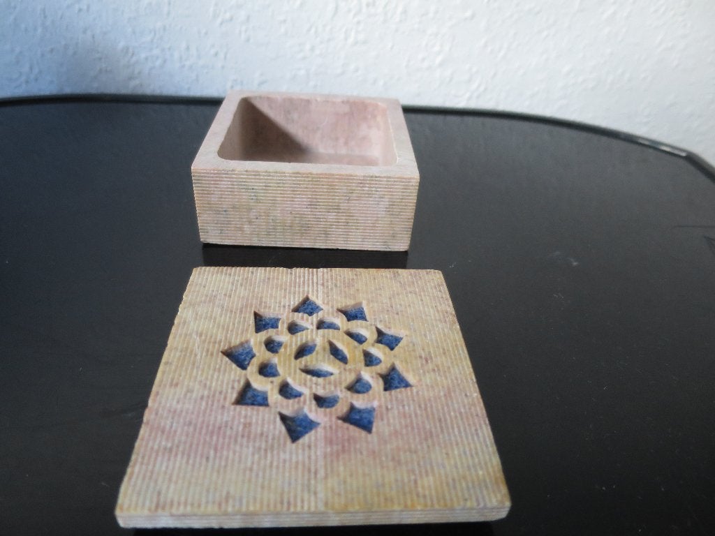 prachtig handgemaakt doosje/potje uit speksteen 8/8/3,5 cm, Ophalen of Verzenden