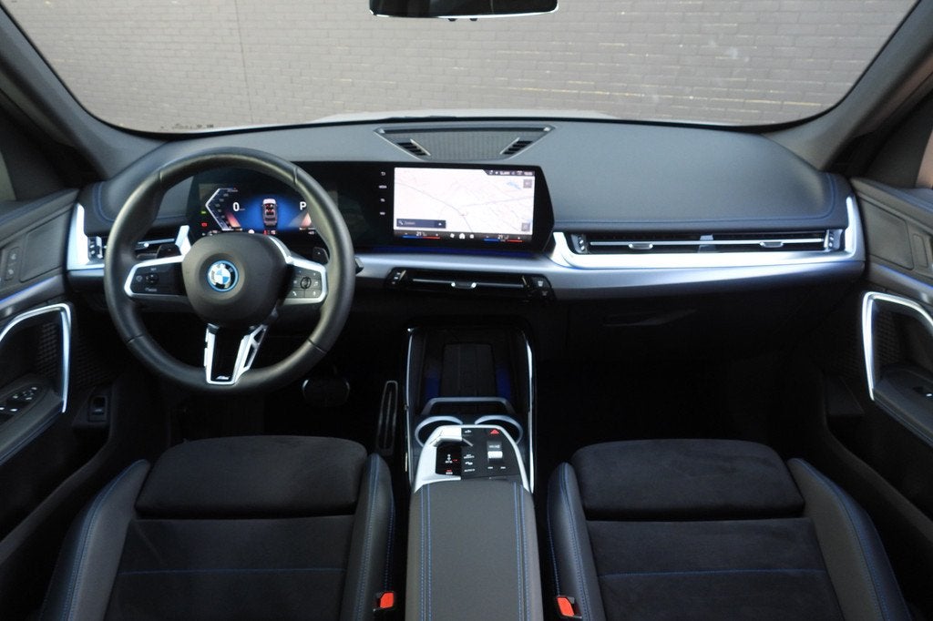 BMW X1 xDrive25e M Sport Automaat / Sportstoelen / Comfort A, Auto's, BMW, Metallic lak, Gebruikt, Zwart, Met garantie (alle)