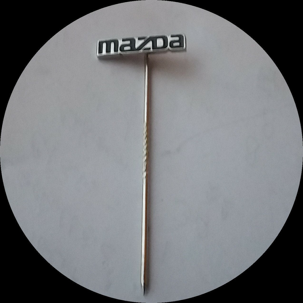 MAZDA speldje, chroom zwart, Verzamelen, Speldjes, Pins en Buttons, Ophalen of Verzenden, Zo goed als nieuw, Transport, Speldje of Pin