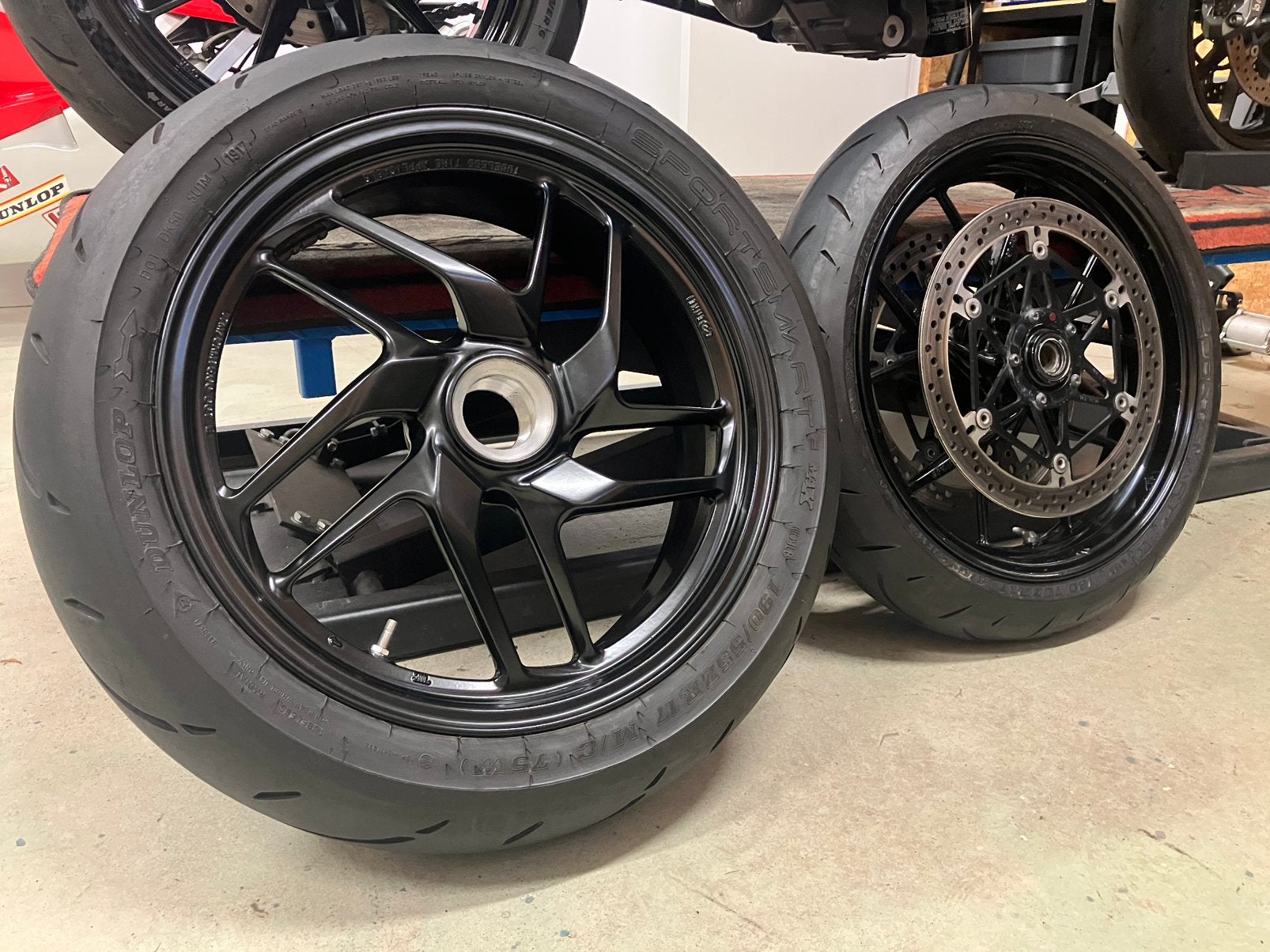 Ducati velgen met banden en remschijven groot asgat., Ophalen