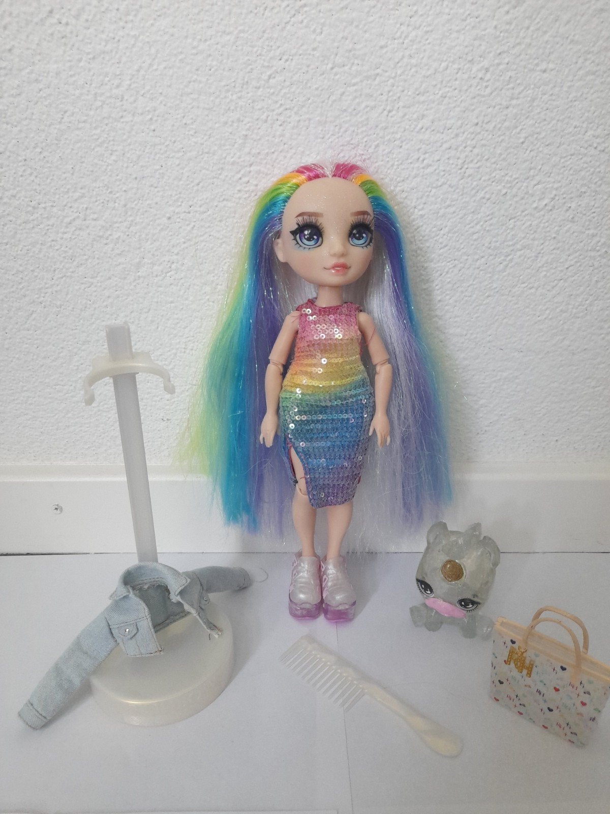 Rainbow High Amaya Raine pop, met accessoires, Kinderen en Baby's, Speelgoed | Poppen, Ophalen of Verzenden, Zo goed als nieuw