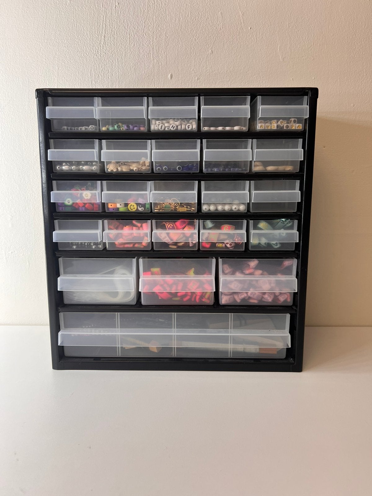 Kralen ladekast met inhoud, Hobby en Vrije tijd, Kralen en Sieraden maken, Ophalen of Verzenden, Kraal