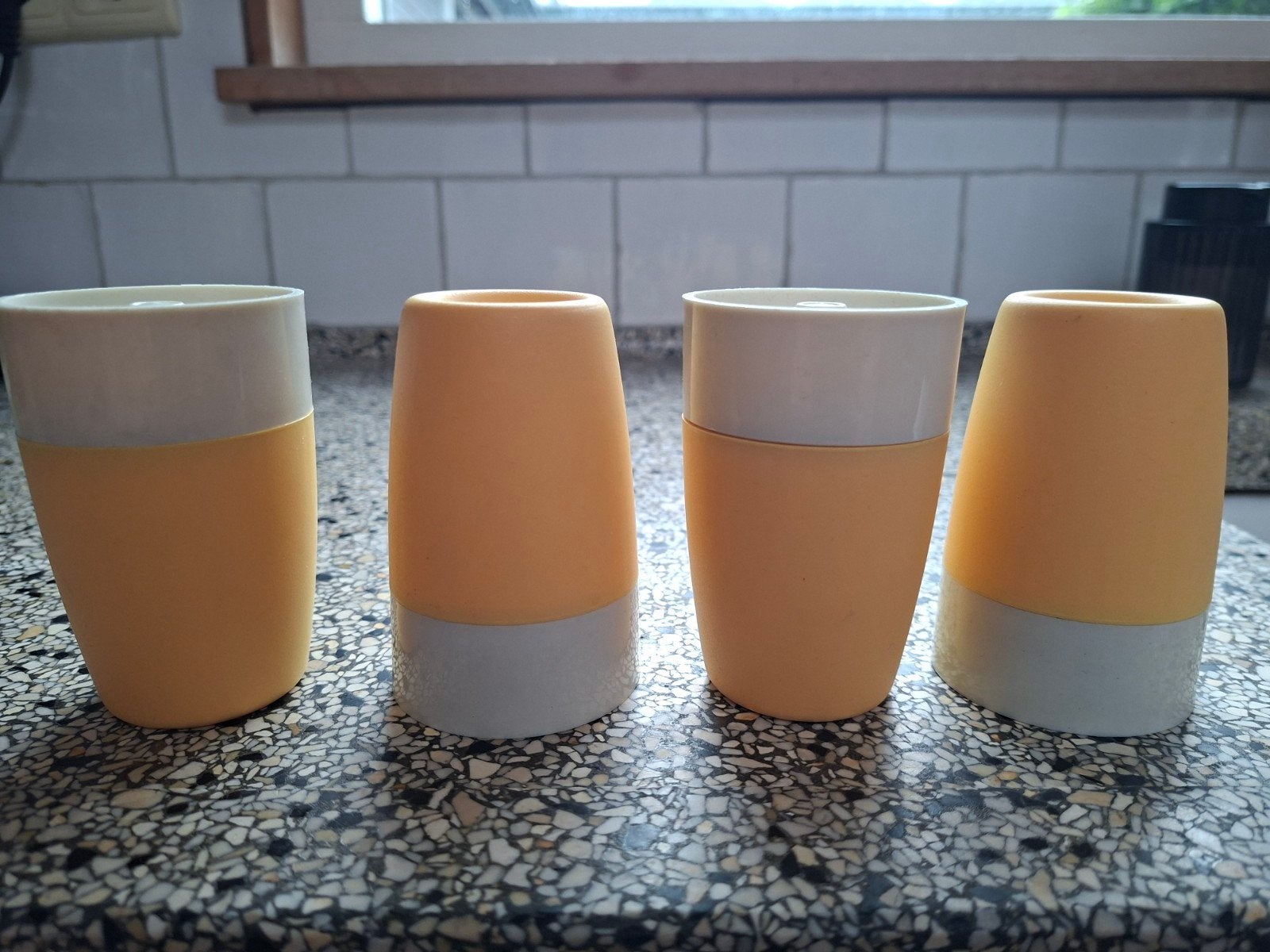 4 eierdopjes tupperware pastel geel en creme zgan, Ophalen of Verzenden, Zo goed als nieuw, Geel, Overige typen