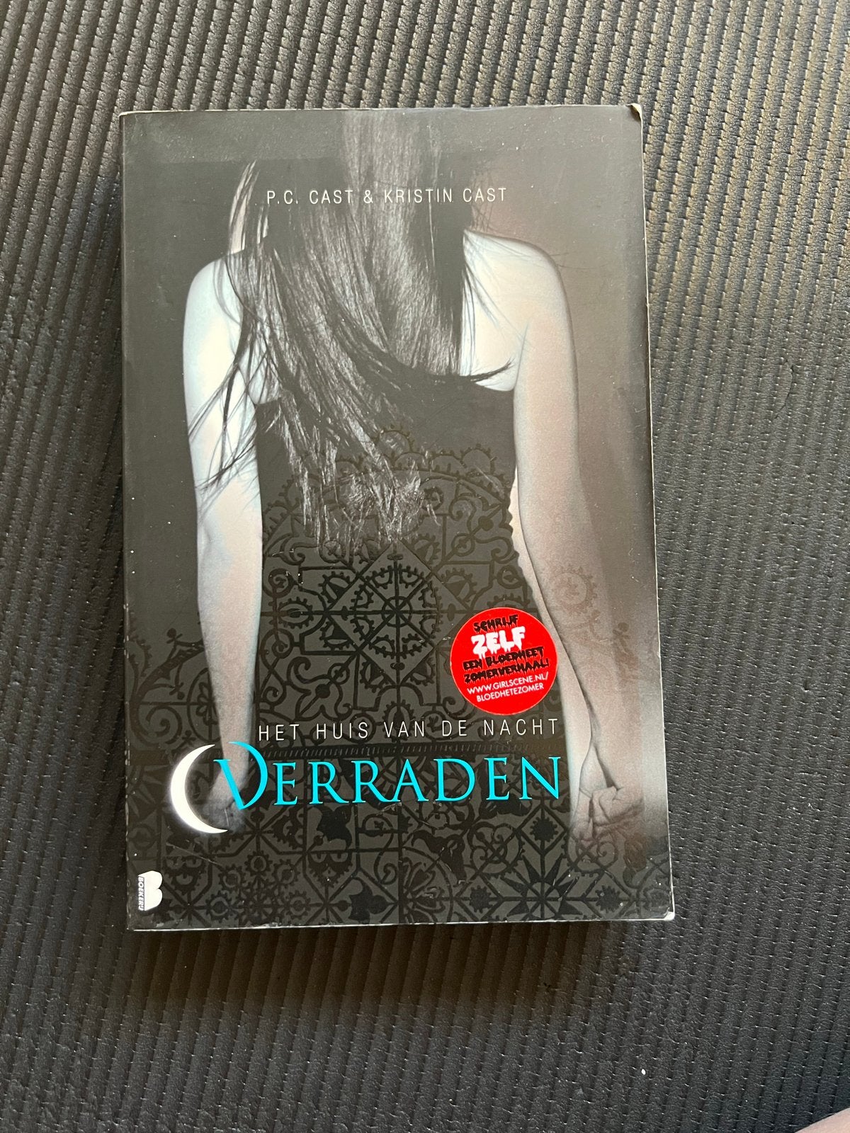 Het Huis van de Nacht: Verraden - P.C. Cast & Kristin Cast, Boeken, Ophalen of Verzenden, Gelezen, Nederland