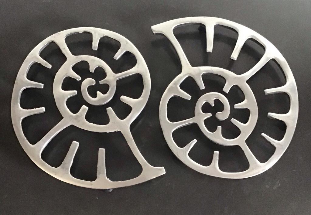 2 aluminium onderzetters in nautilus schelp vorm, Ophalen of Verzenden, Gebruikt, Pot of Pan