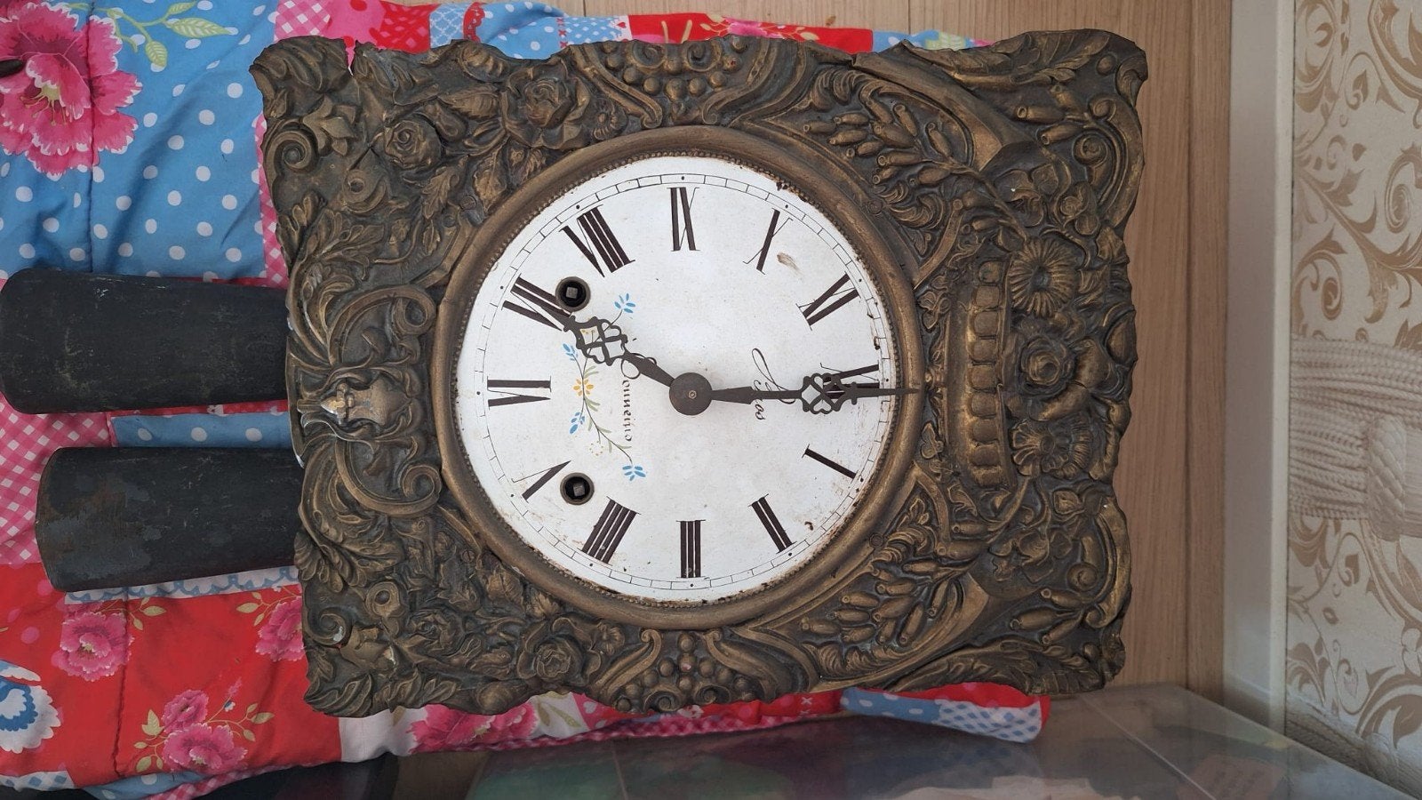 Antieke wandklok met sierlijke lijst, Ophalen of Verzenden