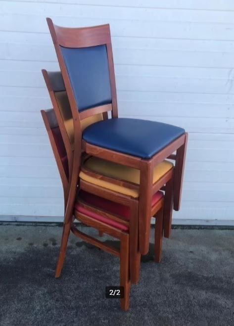 2 stuks houten horeca stoelen stapelbaar alleen 2x geel, Ophalen, Twee, Overige kleuren, Zo goed als nieuw